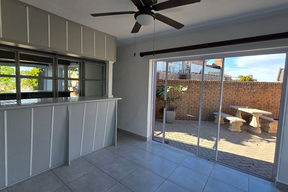 Large Freestanding House... Large Garden... Sea Views !!! - Photo 3