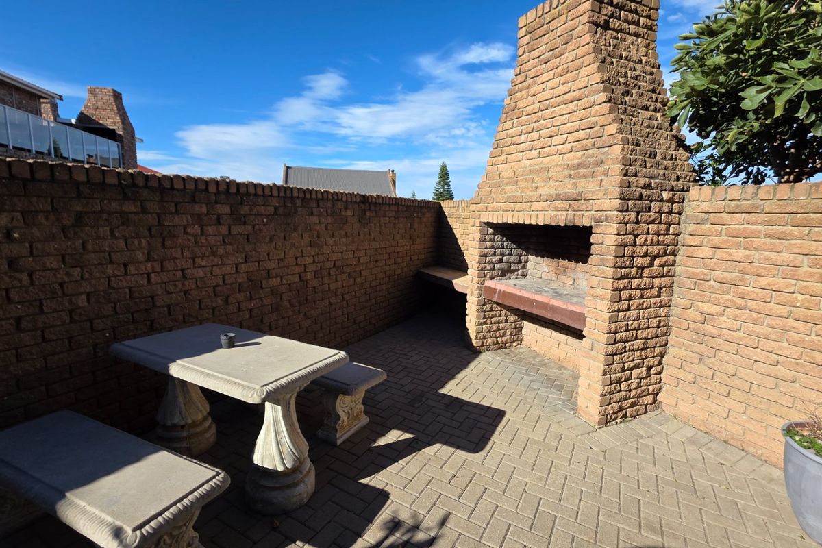 Large Freestanding House... Large Garden... Sea Views !!! - Photo 4