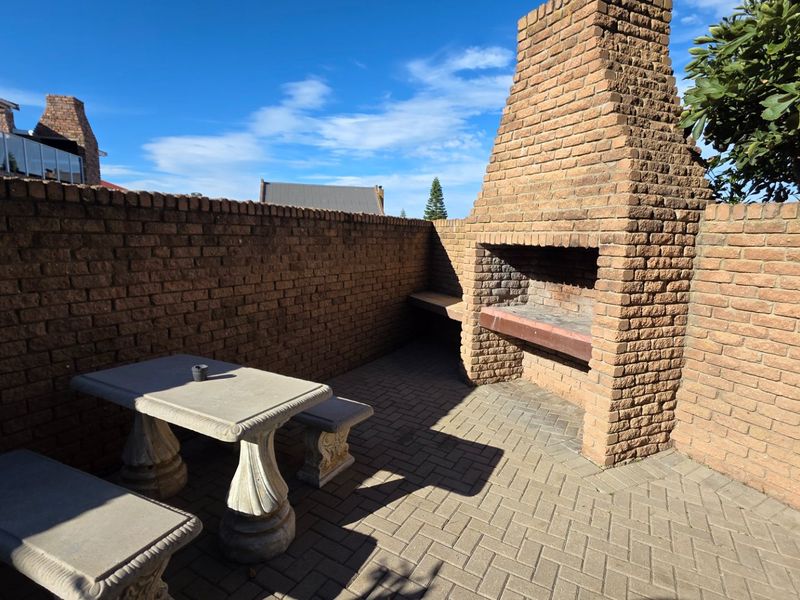 Large Freestanding House... Large Garden... Sea Views !!! - Photo 4