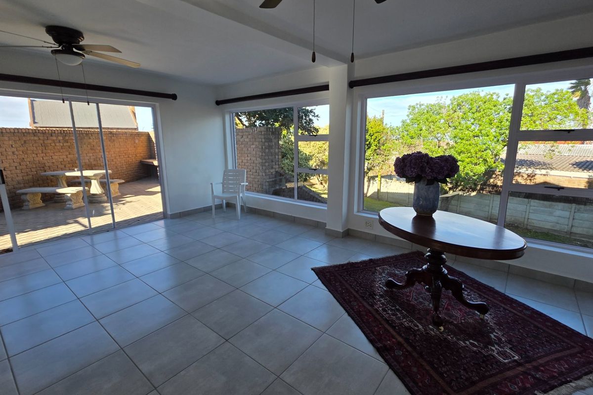 Large Freestanding House... Large Garden... Sea Views !!! - Photo 2