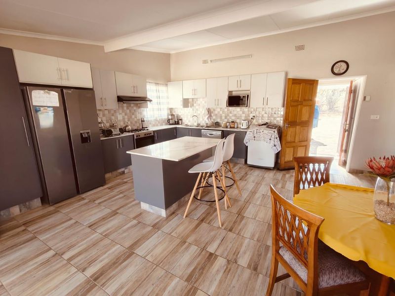 Newly Renovated Cluster Home on the Vaal Dam - Photo 4