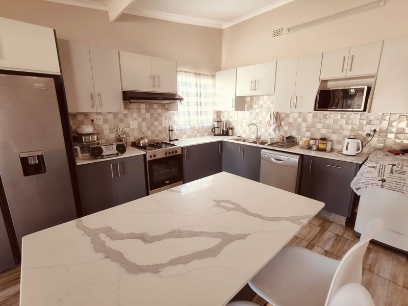 Newly Renovated Cluster Home on the Vaal Dam - Photo 2