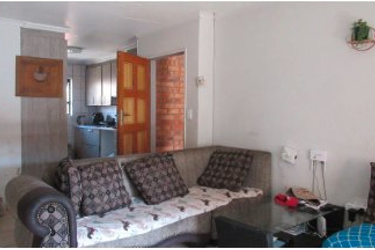 Hurry!!! Spacious 2-Bedroom Sectional Title in Florida Lake - Photo 4