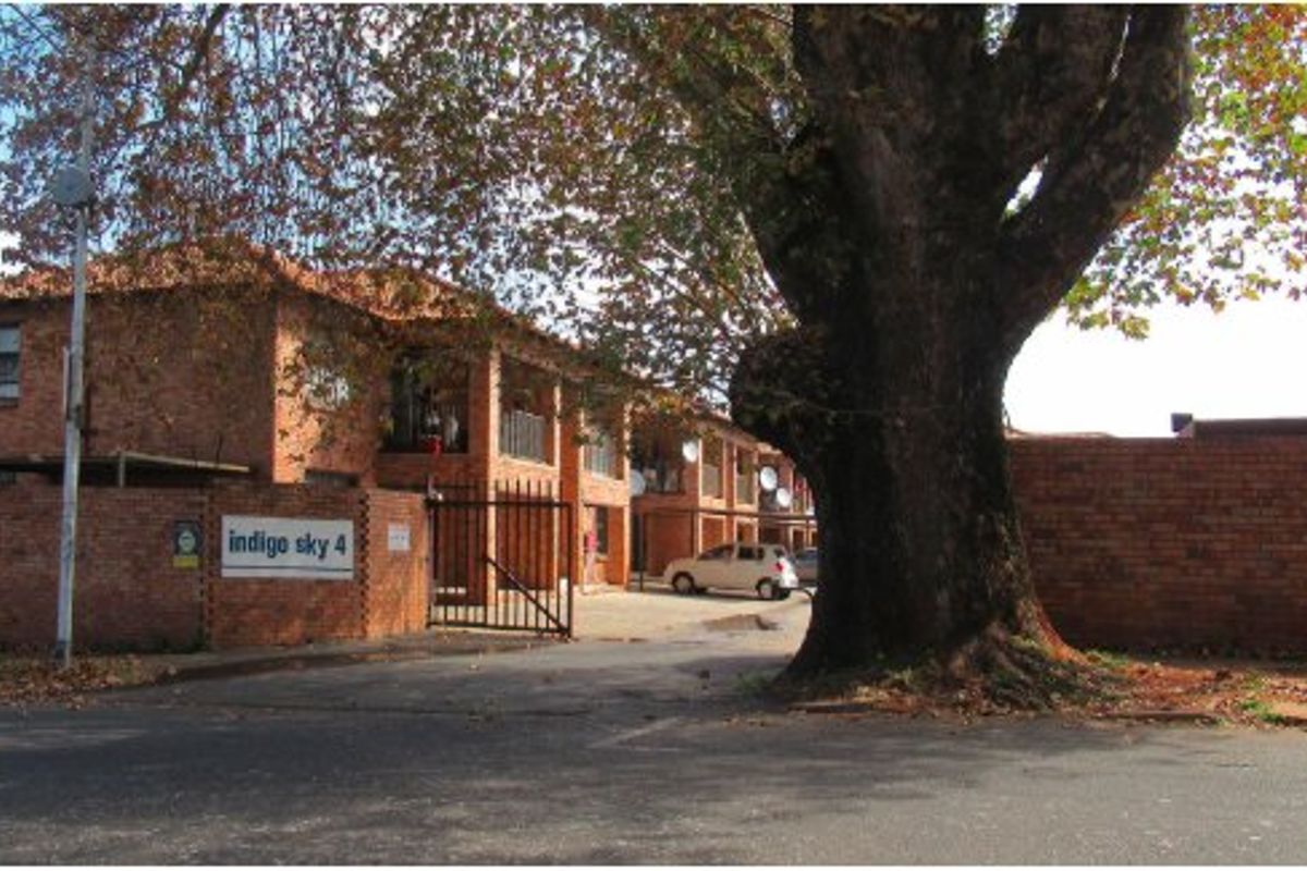 Hurry!!! Spacious 2-Bedroom Sectional Title in Florida Lake - Photo 2