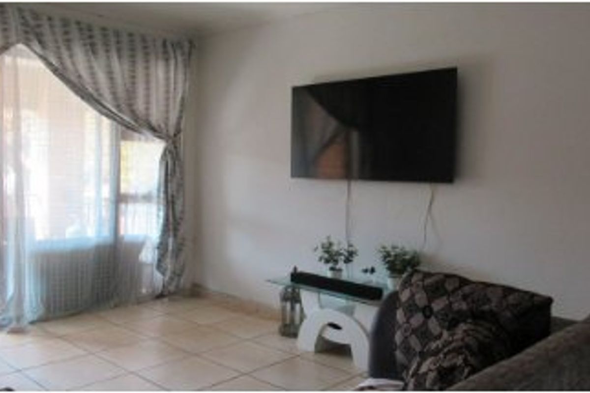 Hurry!!! Spacious 2-Bedroom Sectional Title in Florida Lake - Photo 3
