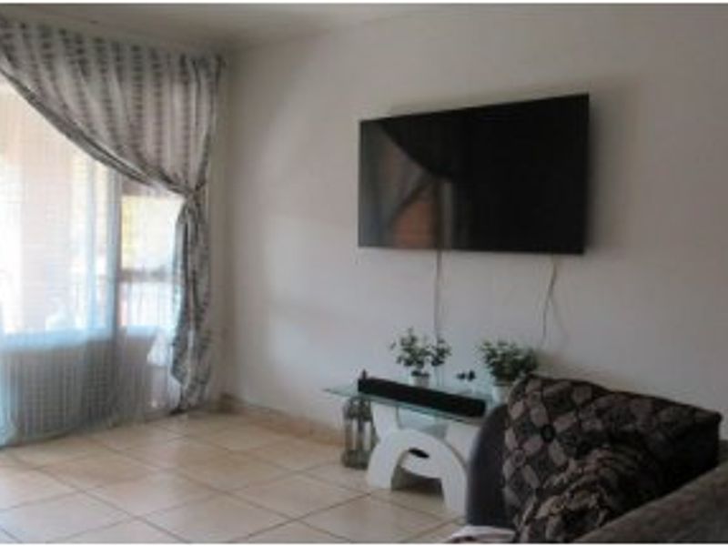 Hurry!!! Spacious 2-Bedroom Sectional Title in Florida Lake - Photo 3