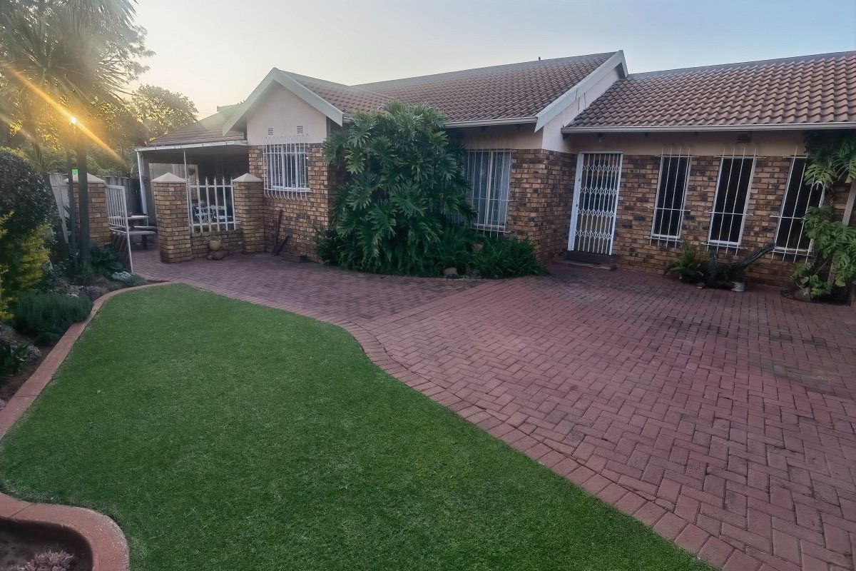 4 Bedroom house for Sale  in Crystal Park  - Photo 3