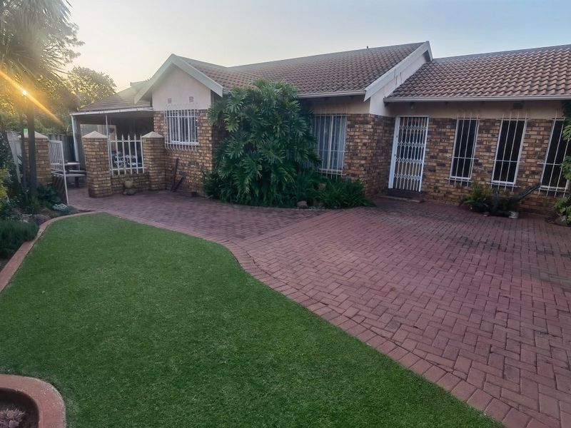 4 Bedroom house for Sale  in Crystal Park  - Photo 3