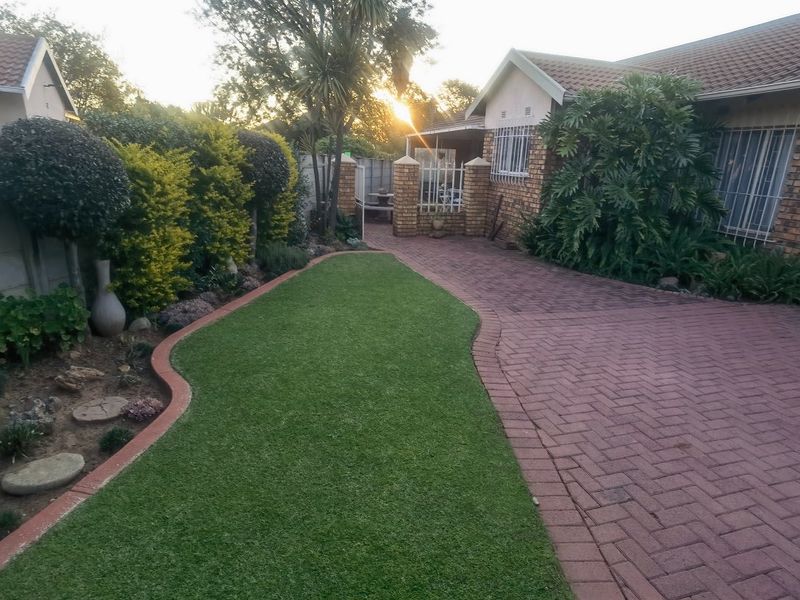 4 Bedroom house for Sale  in Crystal Park  - Photo 8