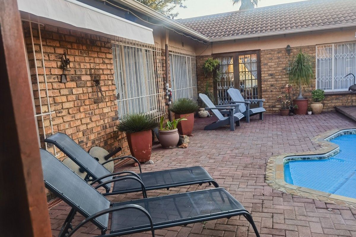 4 Bedroom house for Sale  in Crystal Park  - Photo 4