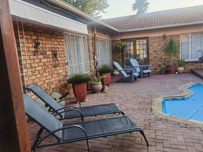 4 Bedroom house for Sale  in Crystal Park  - Photo 4