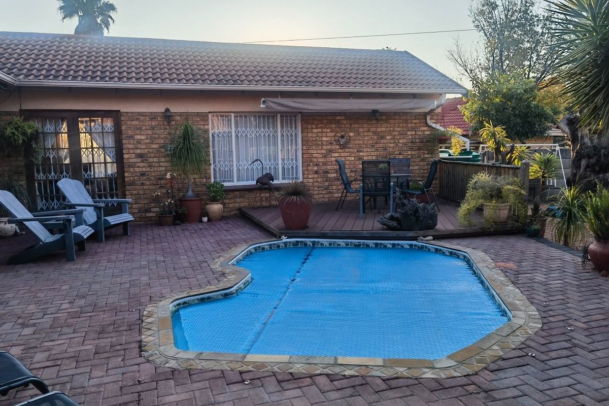 4 Bedroom house for Sale  in Crystal Park  - Photo 2