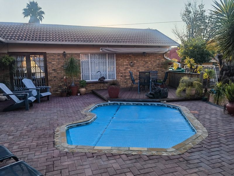 4 Bedroom house for Sale  in Crystal Park  - Photo 2