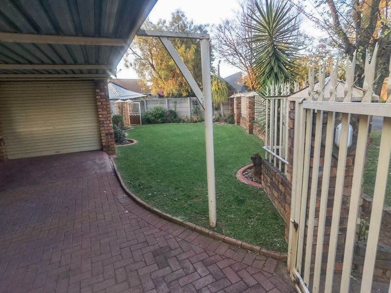 4 Bedroom house for Sale  in Crystal Park  - Photo 9