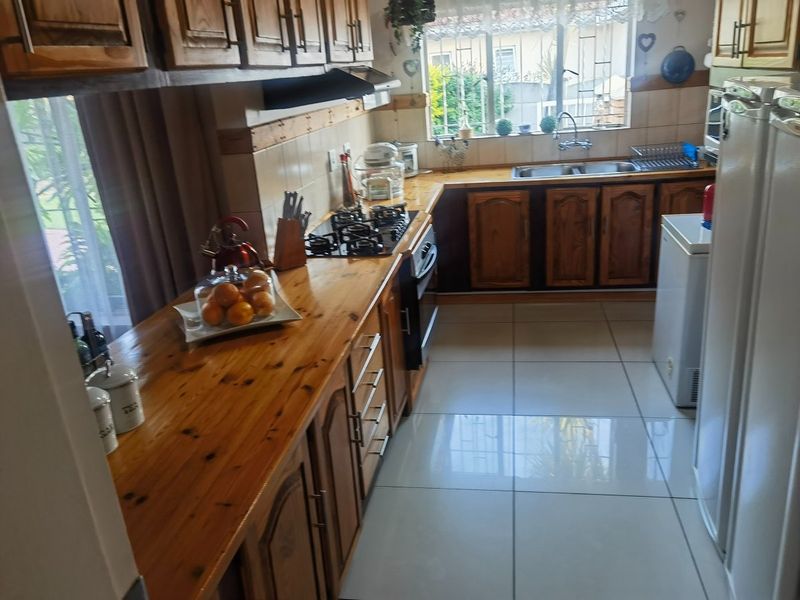 4 Bedroom house for Sale  in Crystal Park  - Photo 10