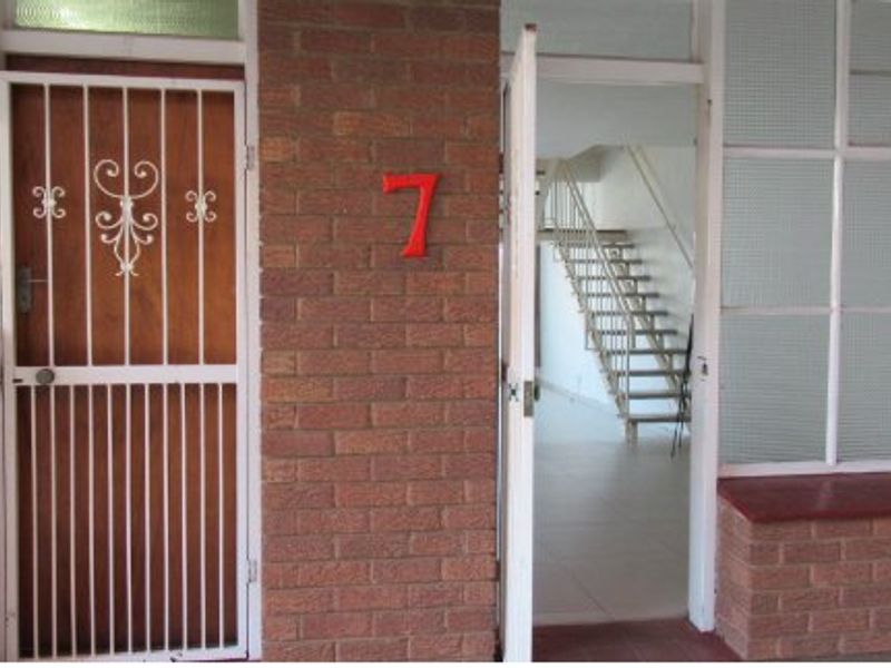 Value For Money - Charming Loft Apartment with Scenic Views! - Photo 2