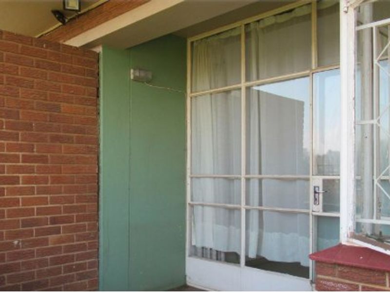 Value For Money - Charming Loft Apartment with Scenic Views! - Photo 3