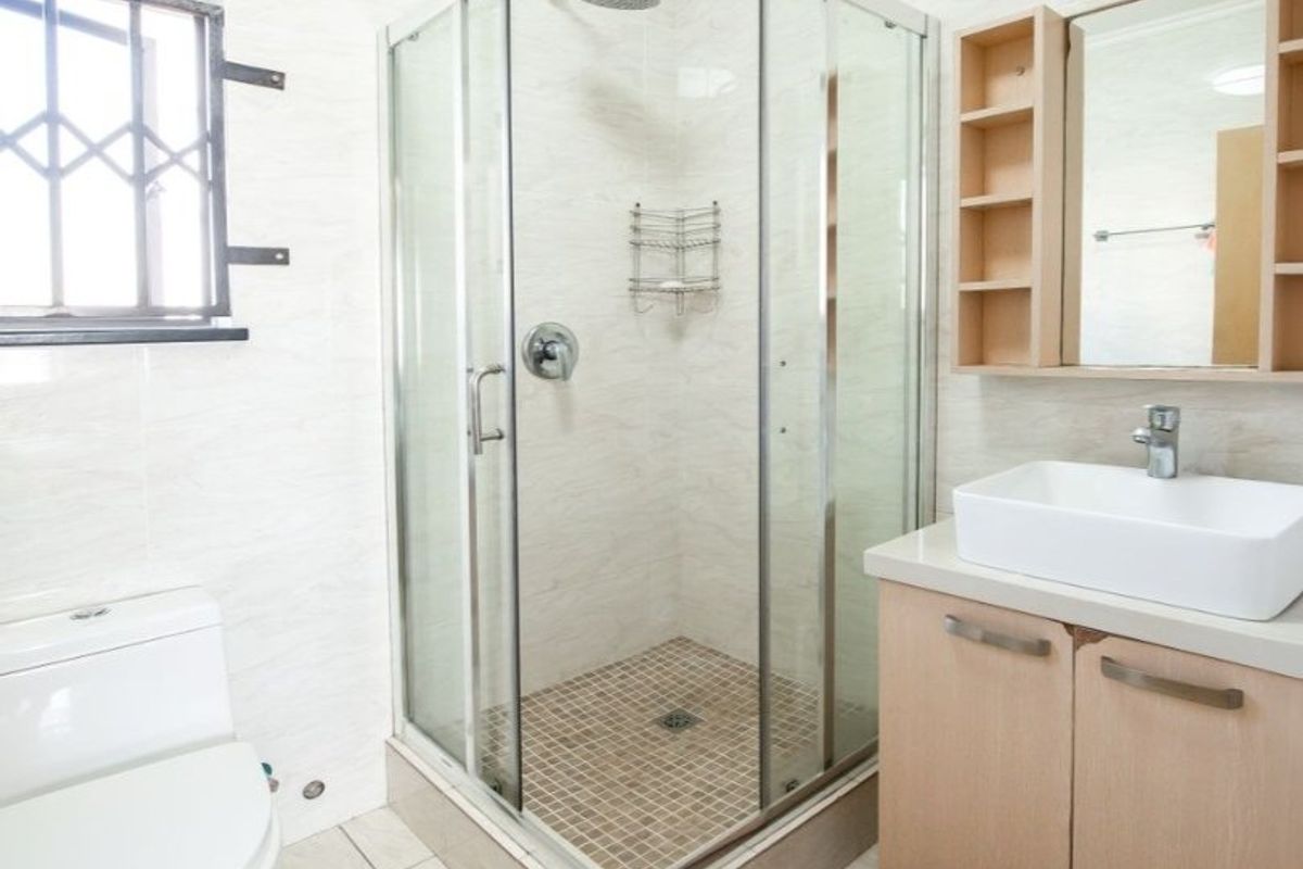 Modern 2-Bed, 2 Bath , 2 carport,Ground Floor Apartment in Secure Estate - Photo 5