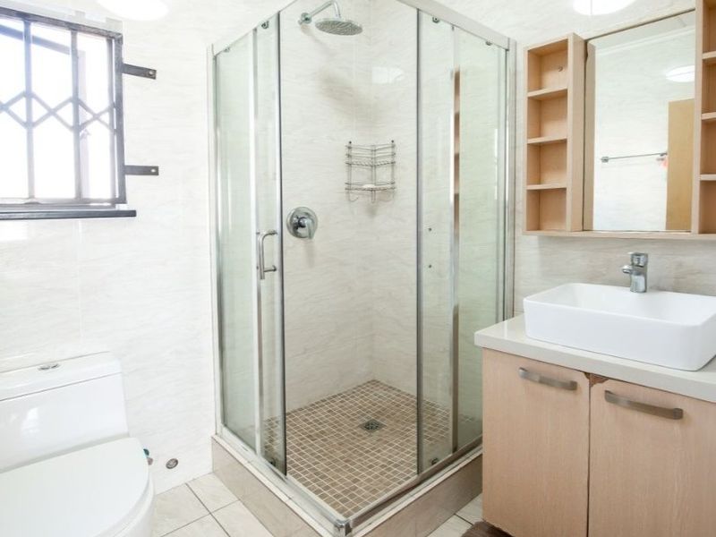 Modern 2-Bed, 2 Bath , 2 carport,Ground Floor Apartment in Secure Estate - Photo 5