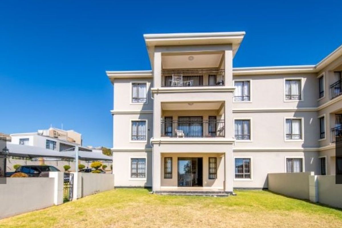 Modern 2-Bed, 2 Bath , 2 carport,Ground Floor Apartment in Secure Estate - Photo 3