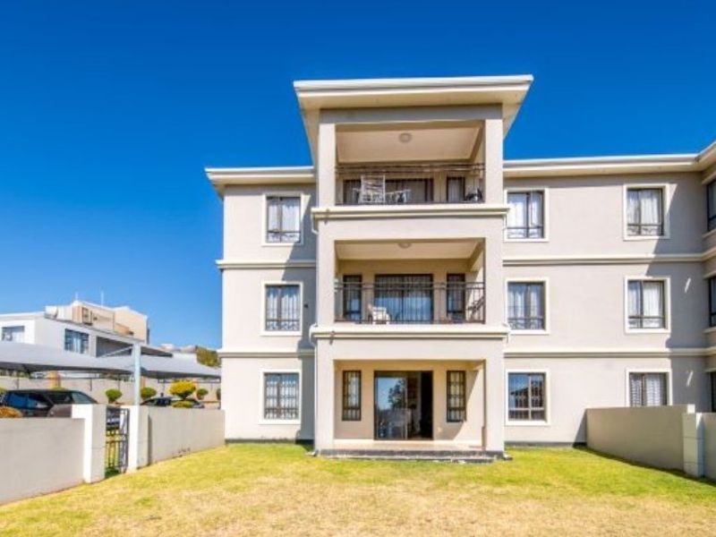 Modern 2-Bed, 2 Bath , 2 carport,Ground Floor Apartment in Secure Estate - Photo 3