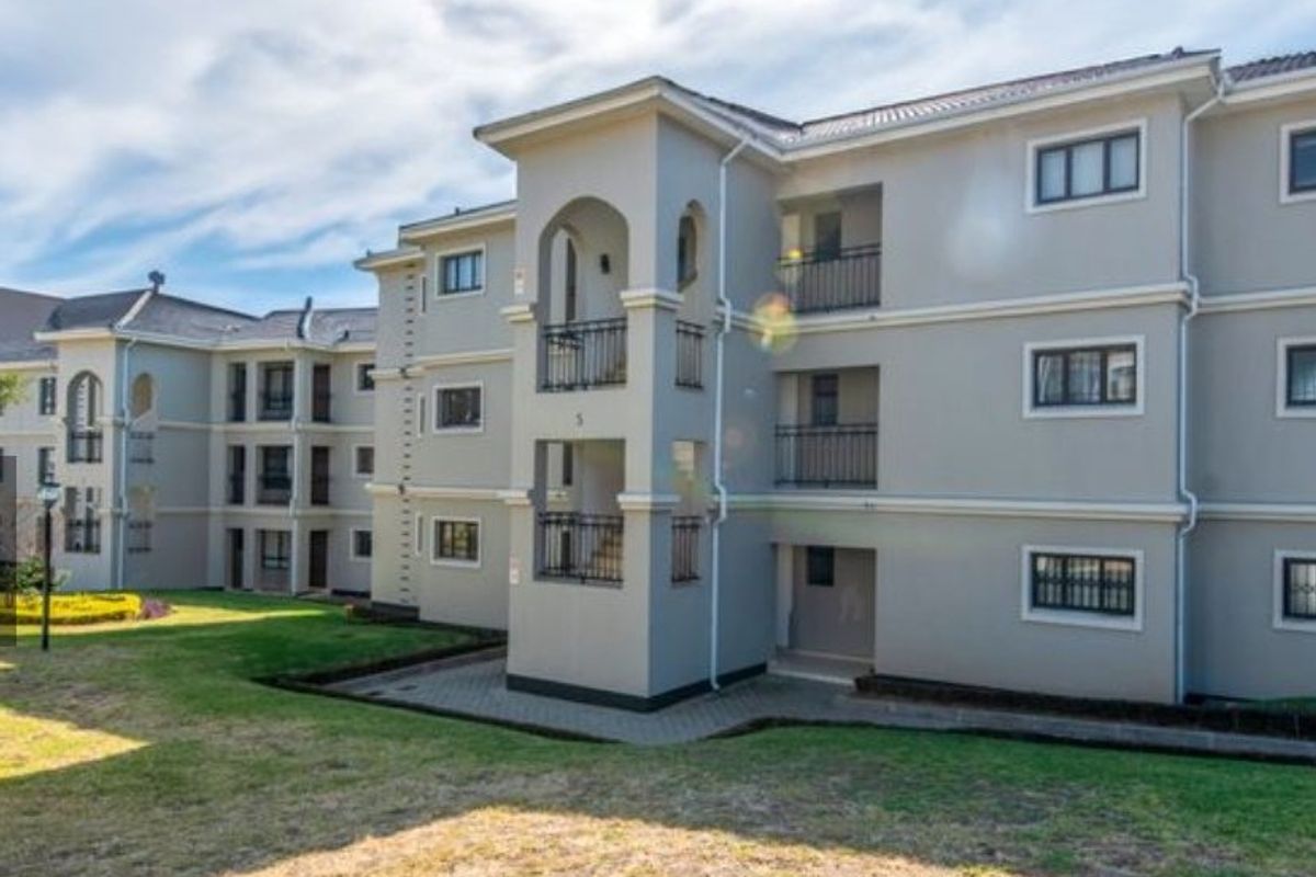 Modern 2-Bed, 2 Bath , 2 carport,Ground Floor Apartment in Secure Estate - Photo 2