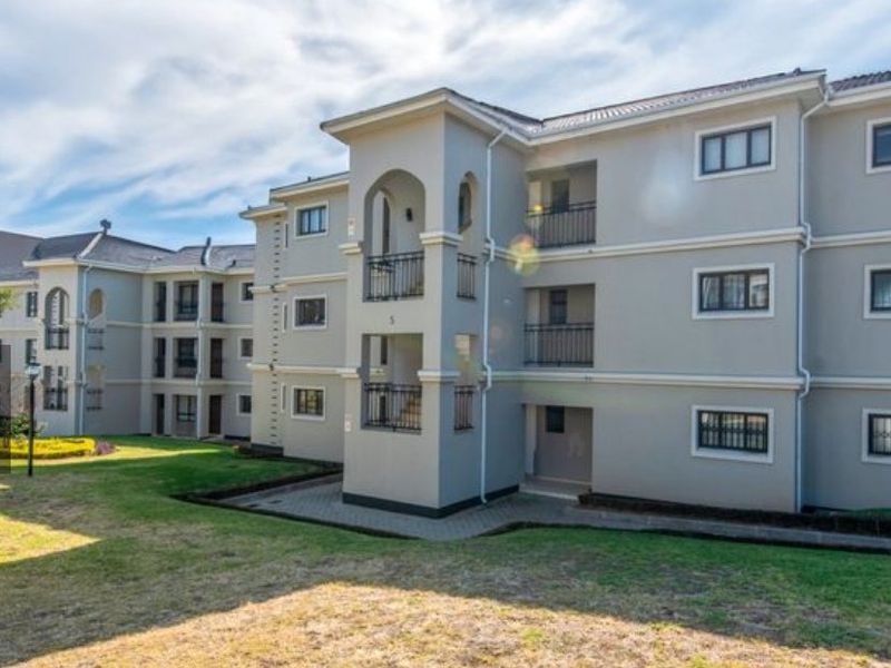 Modern 2-Bed, 2 Bath , 2 carport,Ground Floor Apartment in Secure Estate - Photo 2