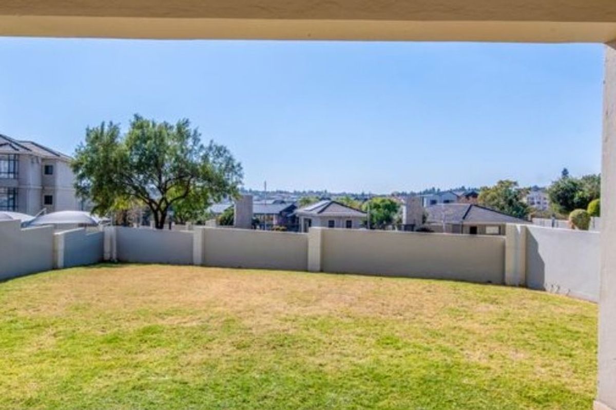 Modern 2-Bed, 2 Bath , 2 carport,Ground Floor Apartment in Secure Estate - Photo 4