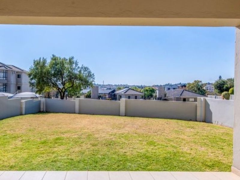 Modern 2-Bed, 2 Bath , 2 carport,Ground Floor Apartment in Secure Estate - Photo 4