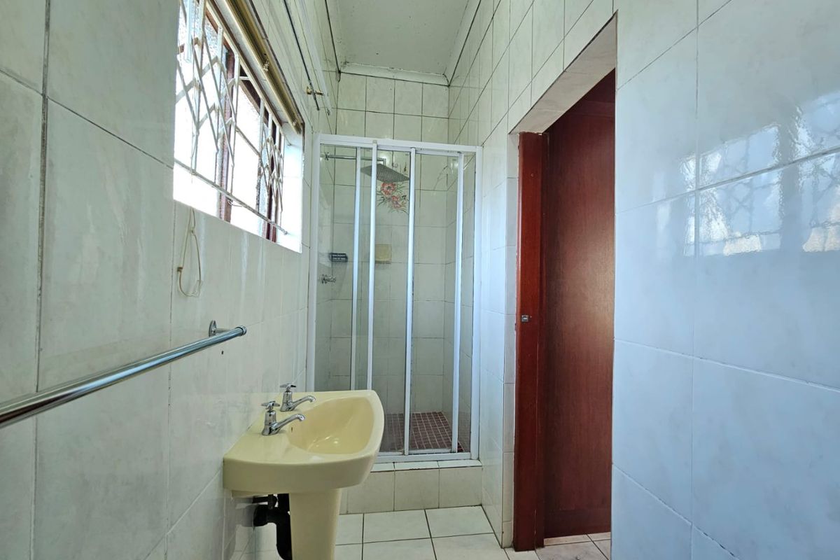 Spacious 3 Bedroom house in a serene sought after suburb - Photo 3