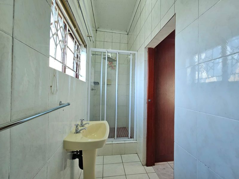 Spacious 3 Bedroom house in a serene sought after suburb - Photo 3