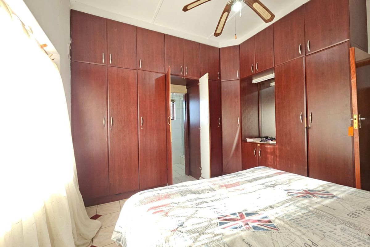 Spacious 3 Bedroom house in a serene sought after suburb - Photo 4