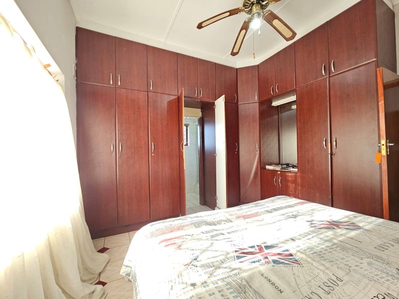 Spacious 3 Bedroom house in a serene sought after suburb - Photo 4