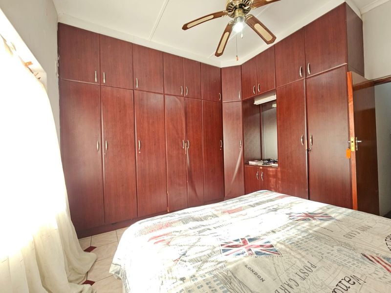 Spacious 3 Bedroom house in a serene sought after suburb - Photo 8