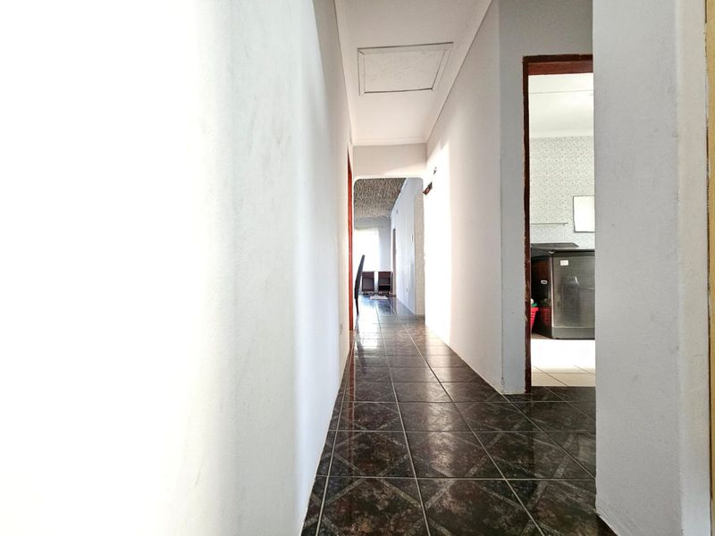 Spacious 3 Bedroom house in a serene sought after suburb - Photo 6