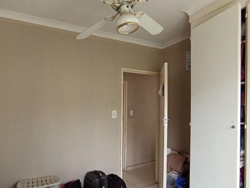 3 bedrooms, 1 bathroom apartment for sale in country view midrand  - Photo 4