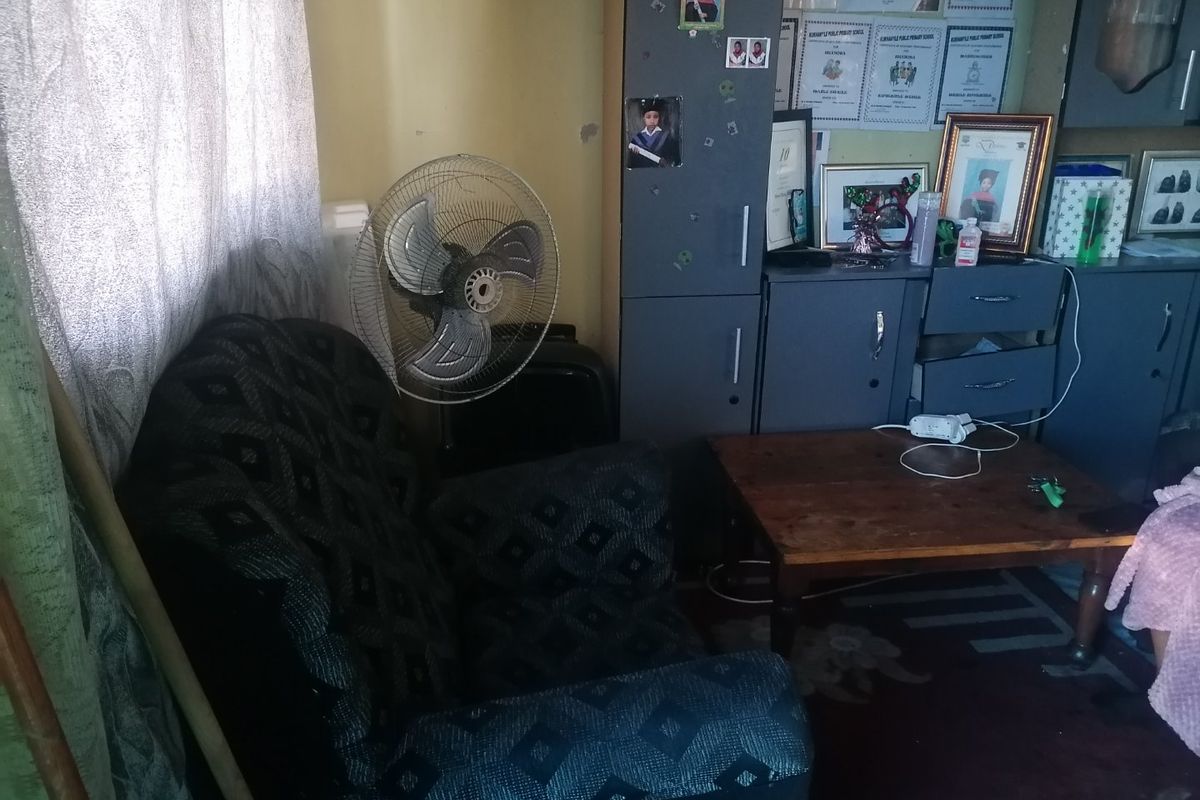 2 BEDROOM HOUSE IN KHAYELITSHA FOR SALE - Photo 3