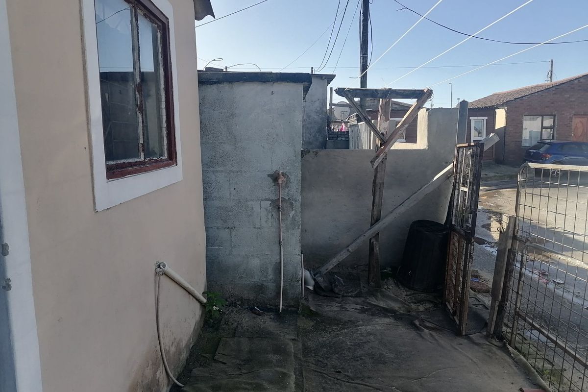 2 BEDROOM HOUSE IN KHAYELITSHA FOR SALE - Photo 2