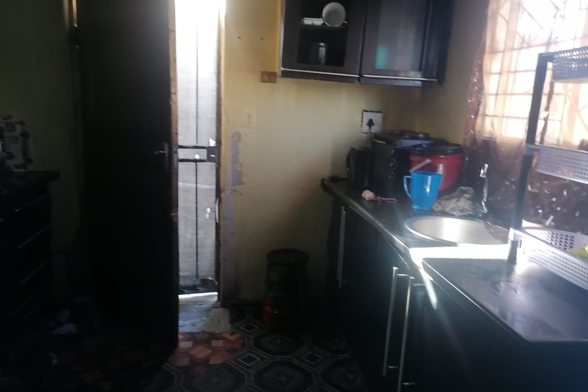 2 BEDROOM HOUSE IN KHAYELITSHA FOR SALE - Photo 4