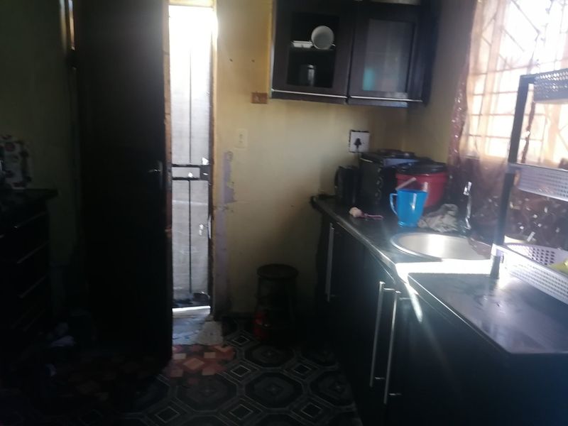 2 BEDROOM HOUSE IN KHAYELITSHA FOR SALE - Photo 4