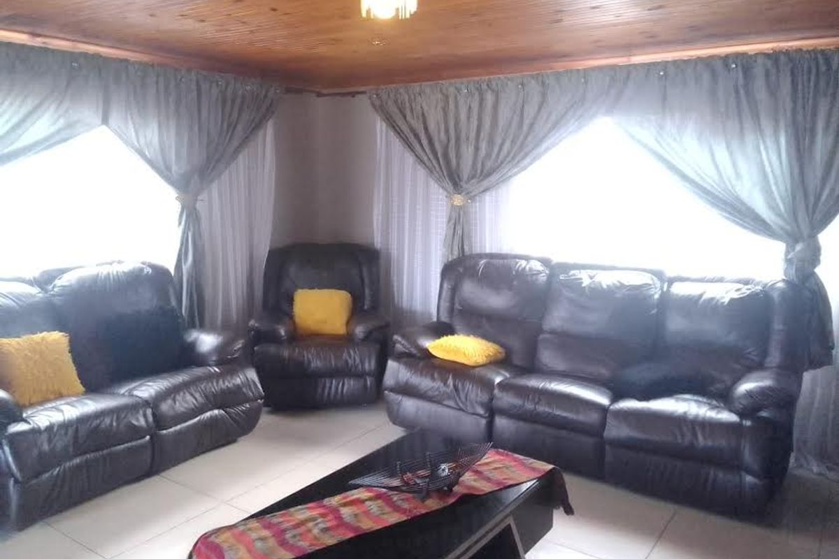 YOUNG FAMILY HOME - Photo 3