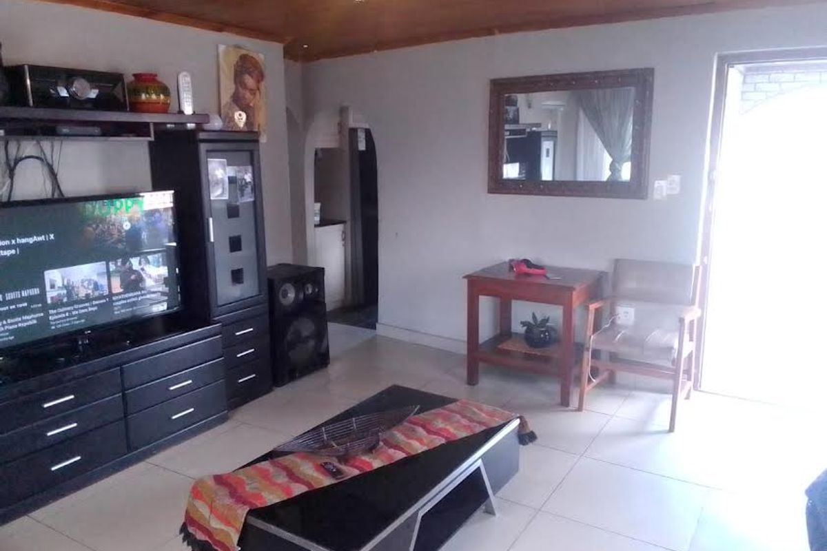 YOUNG FAMILY HOME - Photo 2