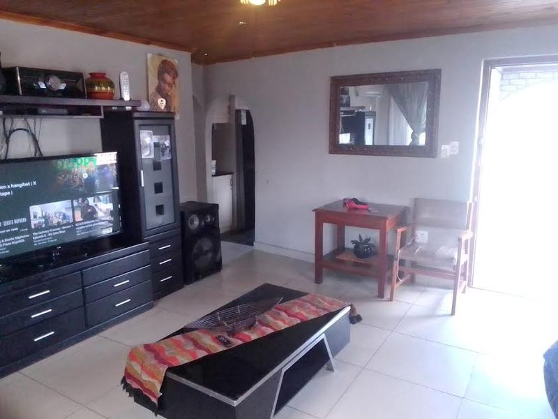 YOUNG FAMILY HOME - Photo 2