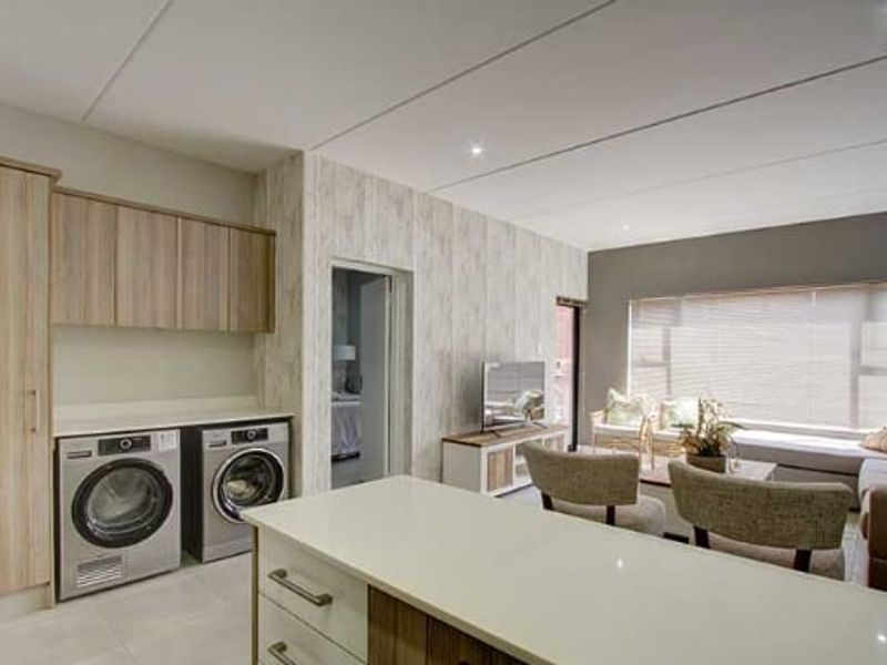 Luxurious 2 Bedroom Apartment - Photo 4