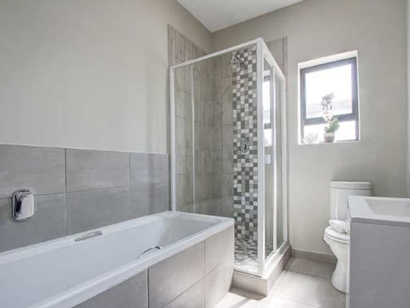 Luxurious 2 Bedroom Apartment - Photo 9