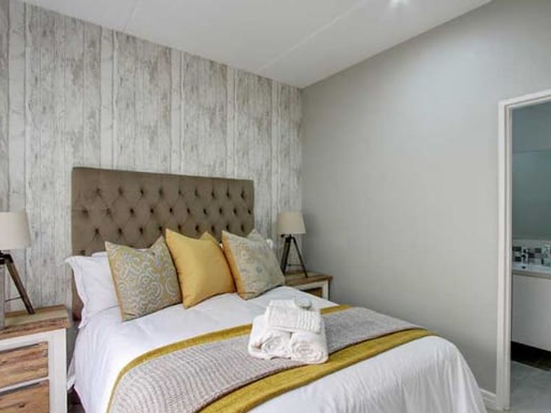 Luxurious 2 Bedroom Apartment - Photo 8