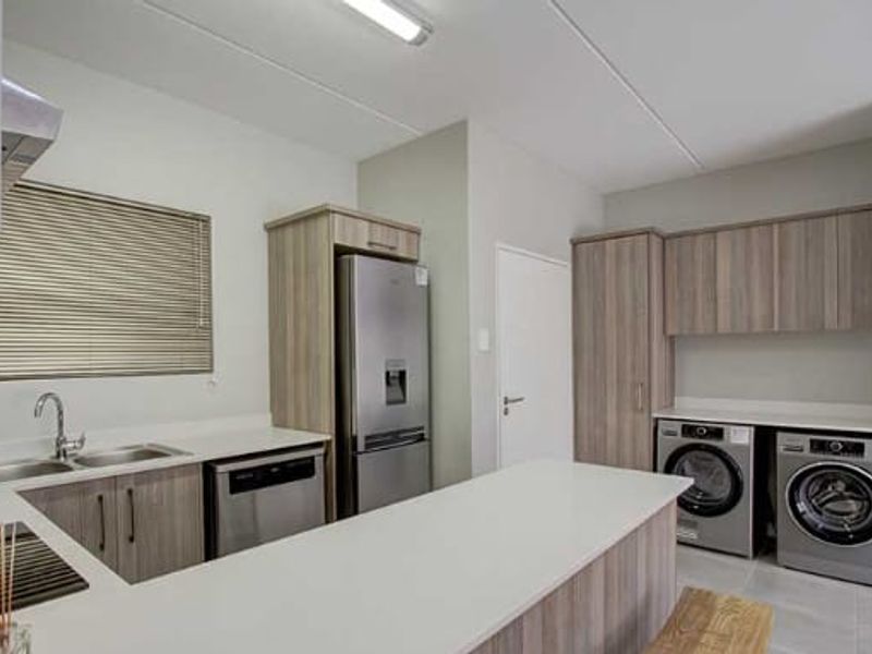 Luxurious 2 Bedroom Apartment - Photo 5