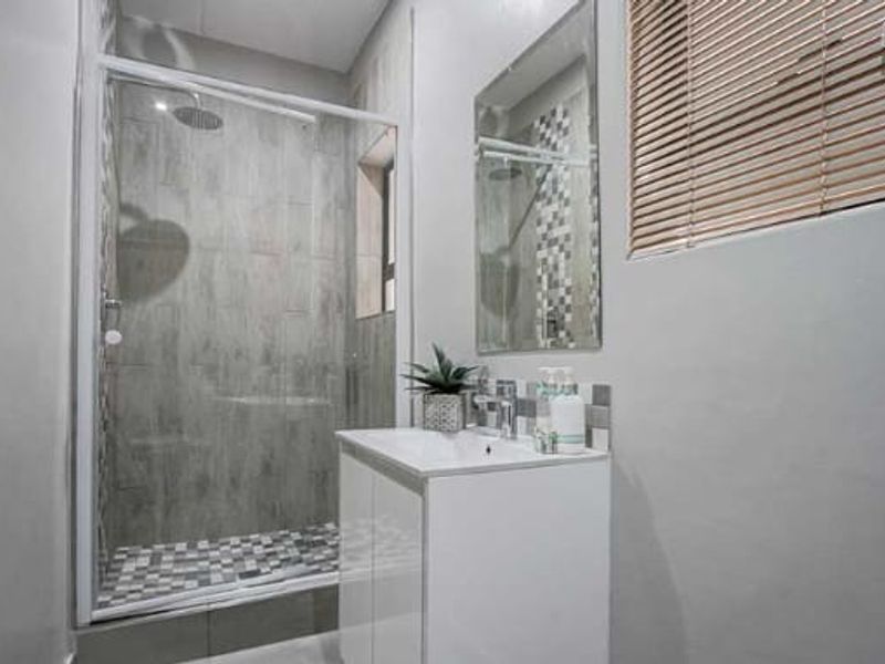 Luxurious 2 Bedroom Apartment - Photo 7