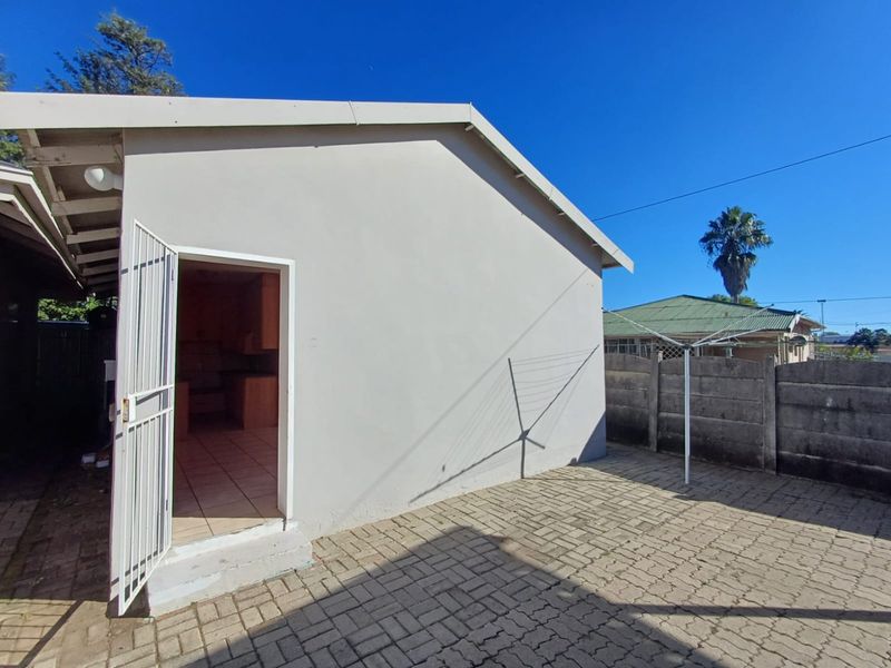 Investment Opportunity in Freemanville, Klerksdorp – Spacious Family Home with Three Income-Generating Flats - Photo 9