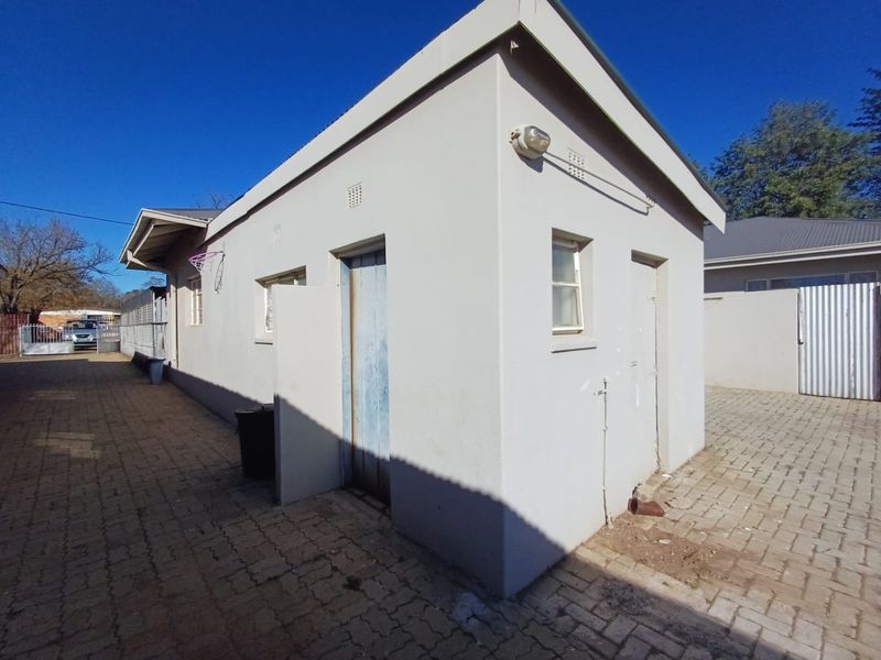 Investment Opportunity in Freemanville, Klerksdorp – Spacious Family Home with Three Income-Generating Flats - Photo 7